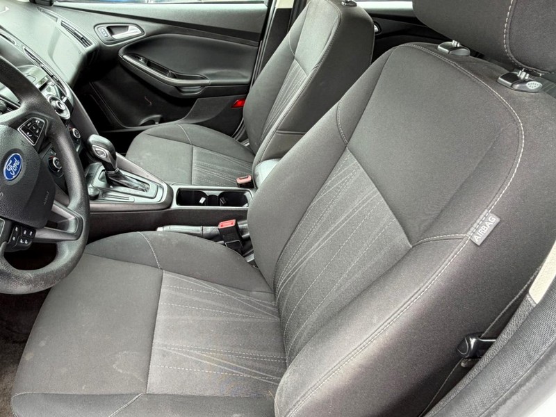 Ford Focus Vehicle Full-screen Gallery Image 04
