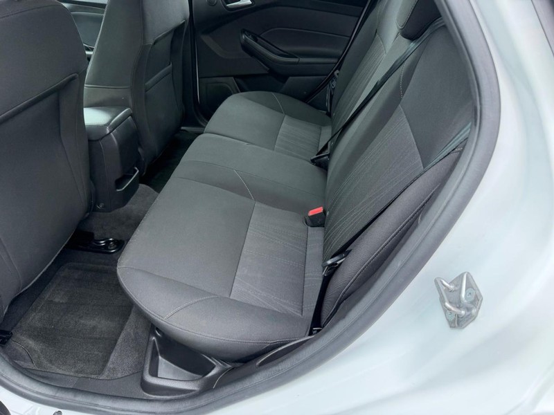 Ford Focus Vehicle Full-screen Gallery Image 05