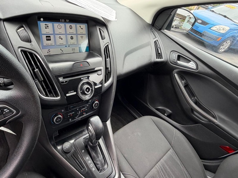 Ford Focus Vehicle Full-screen Gallery Image 06