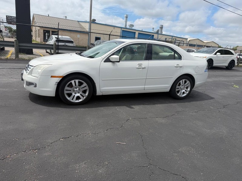Ford Fusion Vehicle Full-screen Gallery Image 02