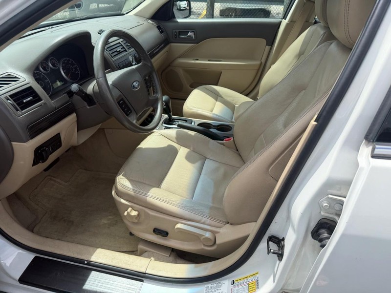 Ford Fusion Vehicle Full-screen Gallery Image 03