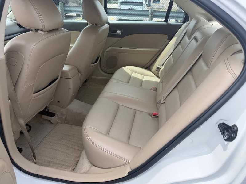 Ford Fusion Vehicle Full-screen Gallery Image 04