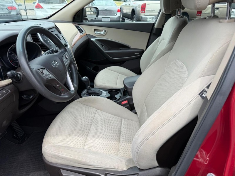 Hyundai Santa Fe Sport Vehicle Full-screen Gallery Image 05