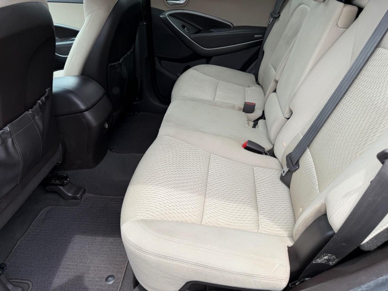 Hyundai Santa Fe Sport Vehicle Full-screen Gallery Image 06