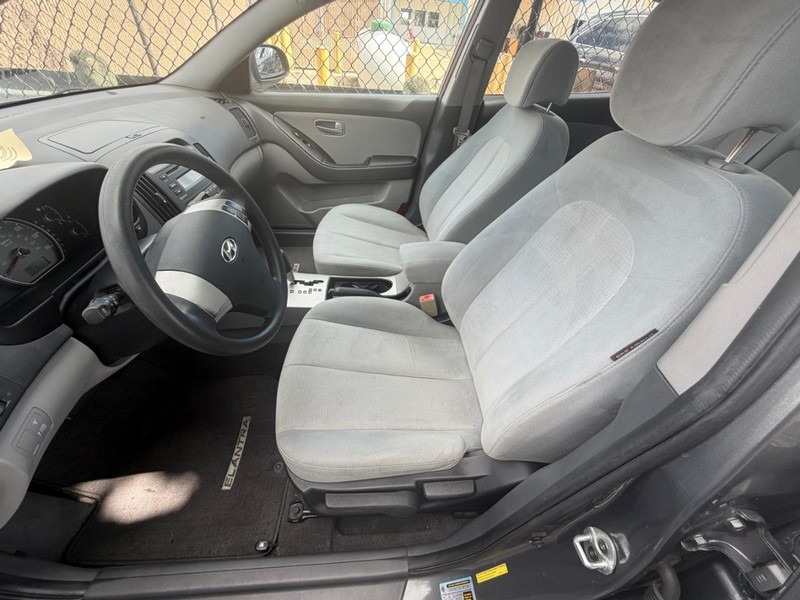 Hyundai Elantra Vehicle Full-screen Gallery Image 03