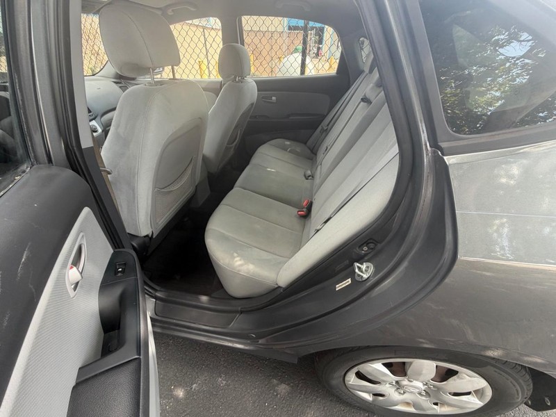 Hyundai Elantra Vehicle Full-screen Gallery Image 04