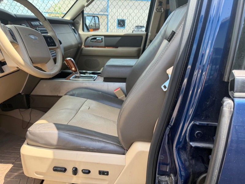 Ford Expedition Vehicle Full-screen Gallery Image 02