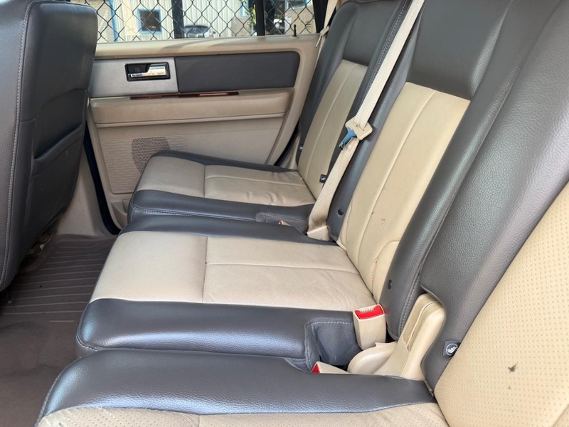 Ford Expedition Vehicle Full-screen Gallery Image 03