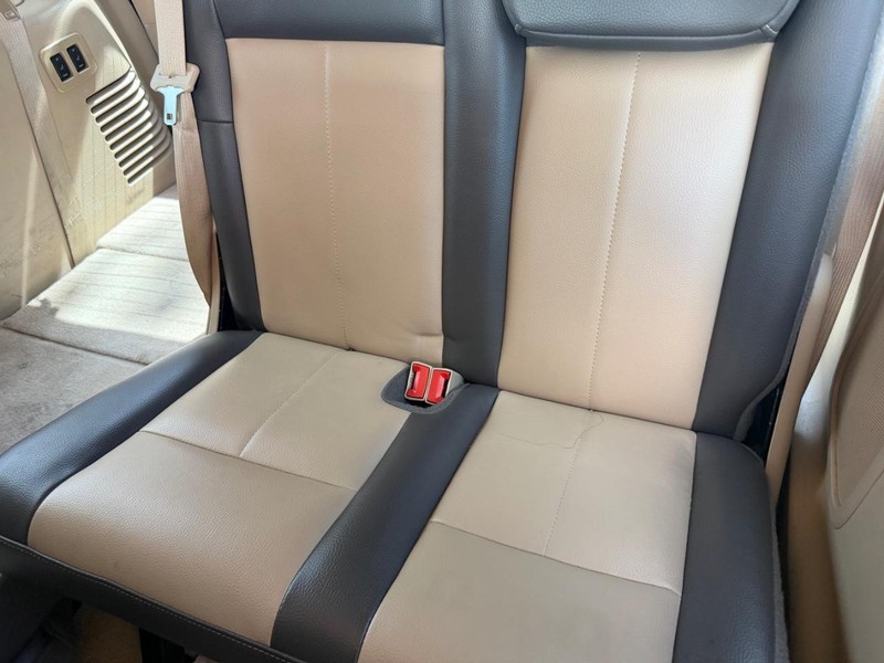 Ford Expedition Vehicle Full-screen Gallery Image 04