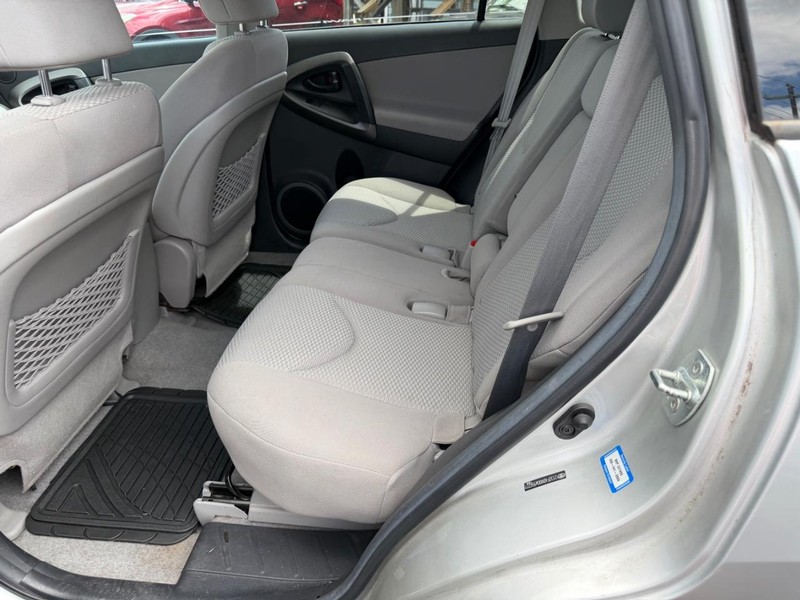 Toyota RAV4 Vehicle Full-screen Gallery Image 03