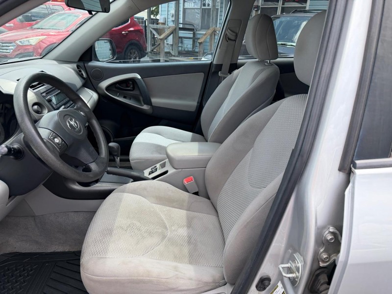 Toyota RAV4 Vehicle Full-screen Gallery Image 04