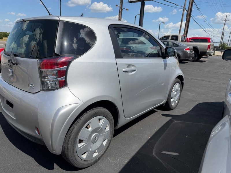Scion iQ Vehicle Full-screen Gallery Image 02