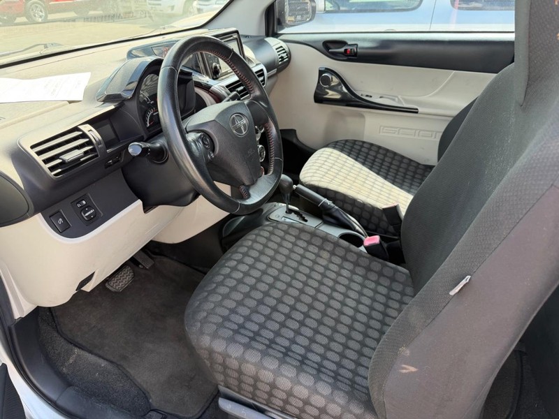 Scion iQ Vehicle Full-screen Gallery Image 03