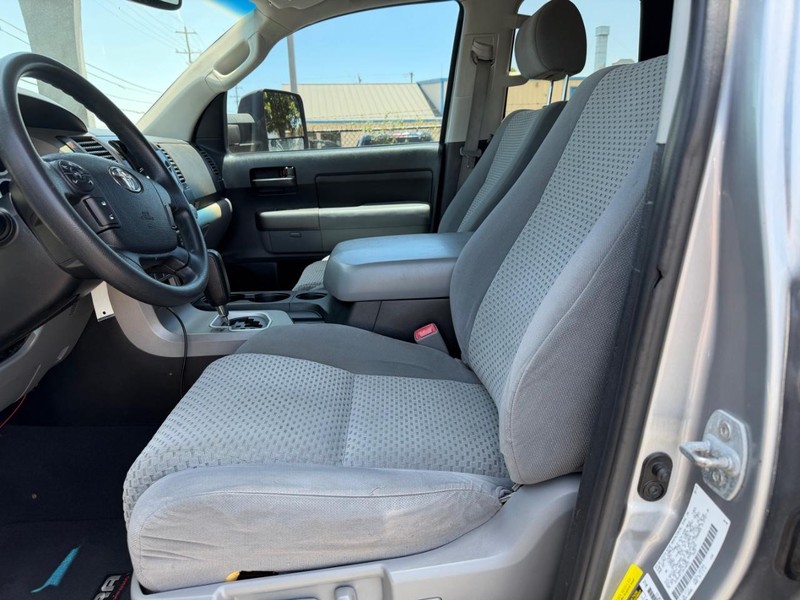 Toyota Tundra 2WD Truck Vehicle Full-screen Gallery Image 03