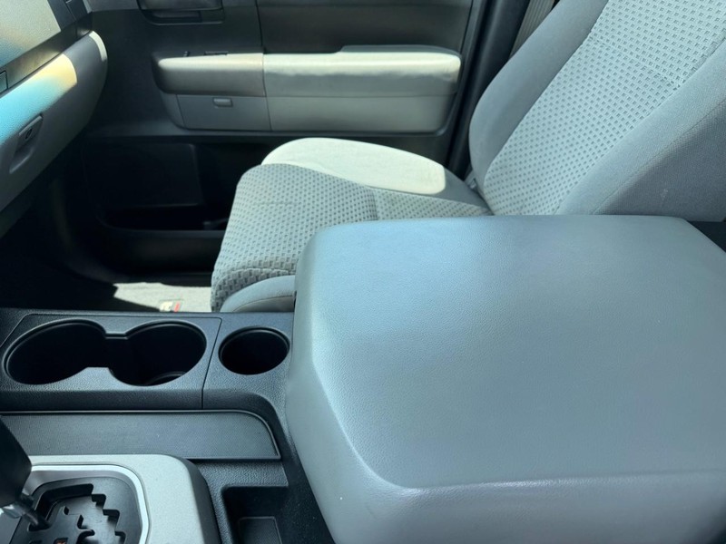 Toyota Tundra 2WD Truck Vehicle Full-screen Gallery Image 05