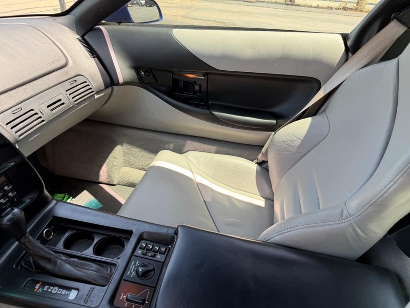 Chevrolet Corvette Vehicle Full-screen Gallery Image 03