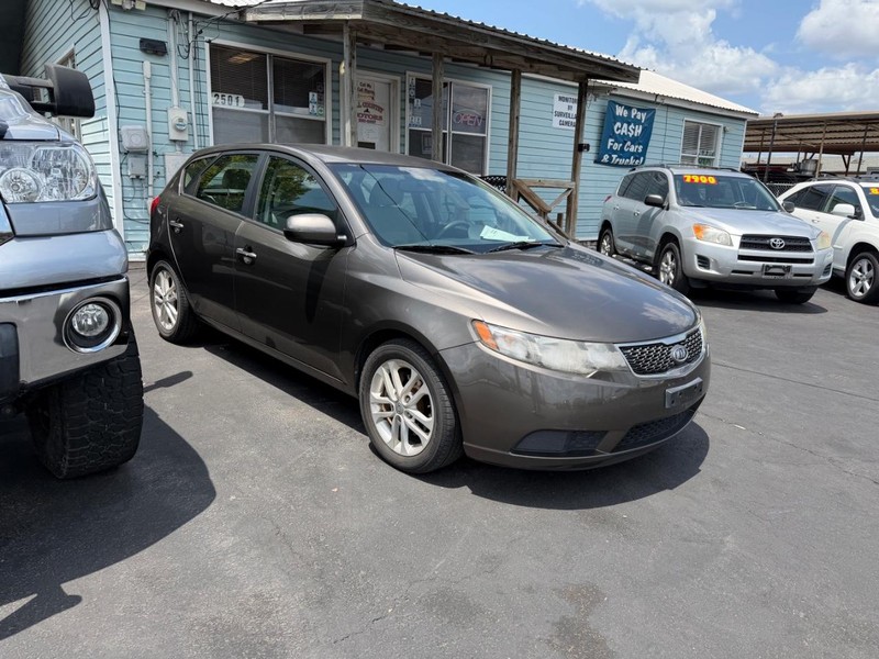 Kia Forte 5-Door Vehicle Full-screen Gallery Image 02