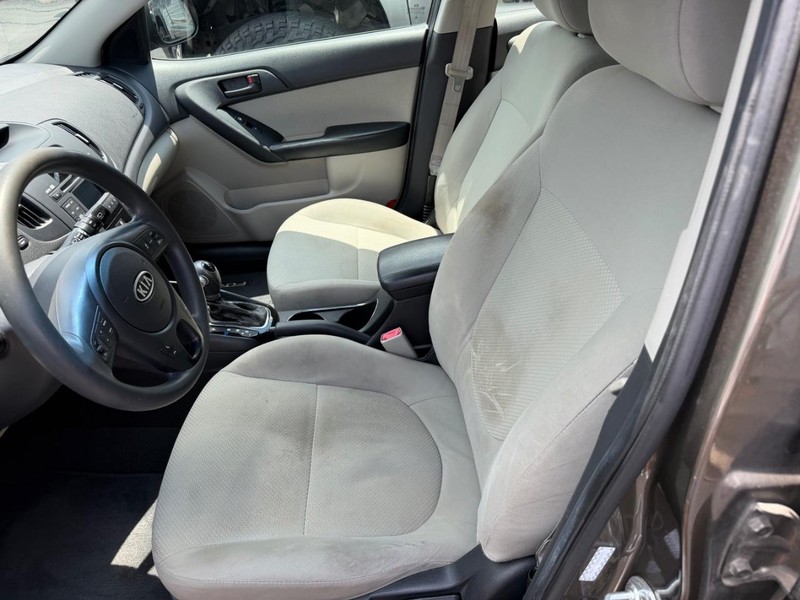 Kia Forte 5-Door Vehicle Full-screen Gallery Image 03