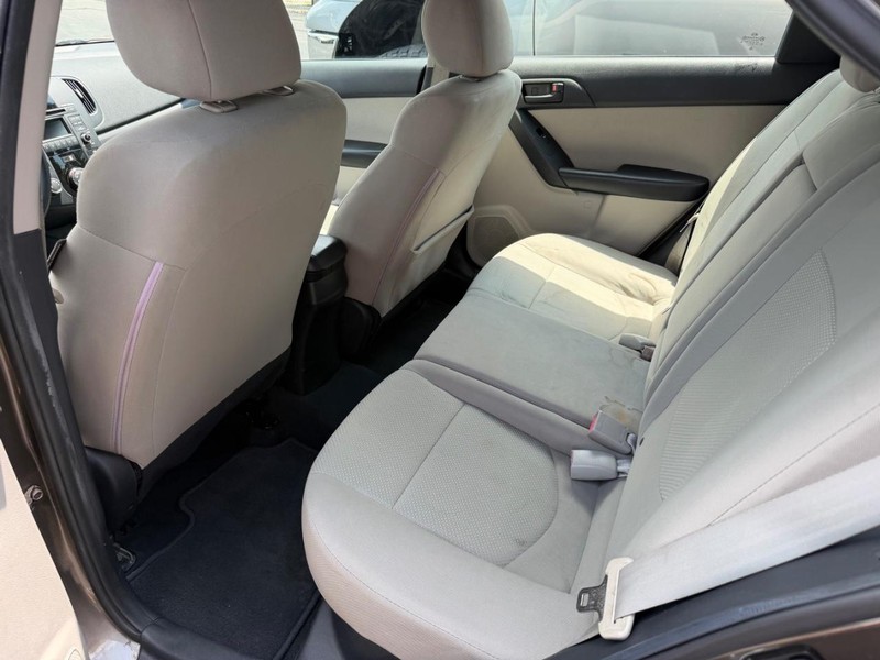 Kia Forte 5-Door Vehicle Full-screen Gallery Image 04