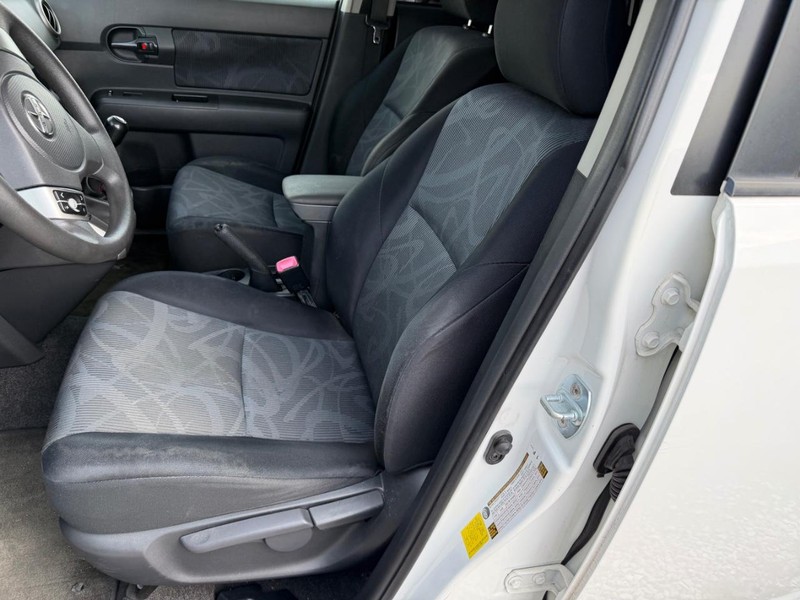 Scion xB Vehicle Full-screen Gallery Image 02
