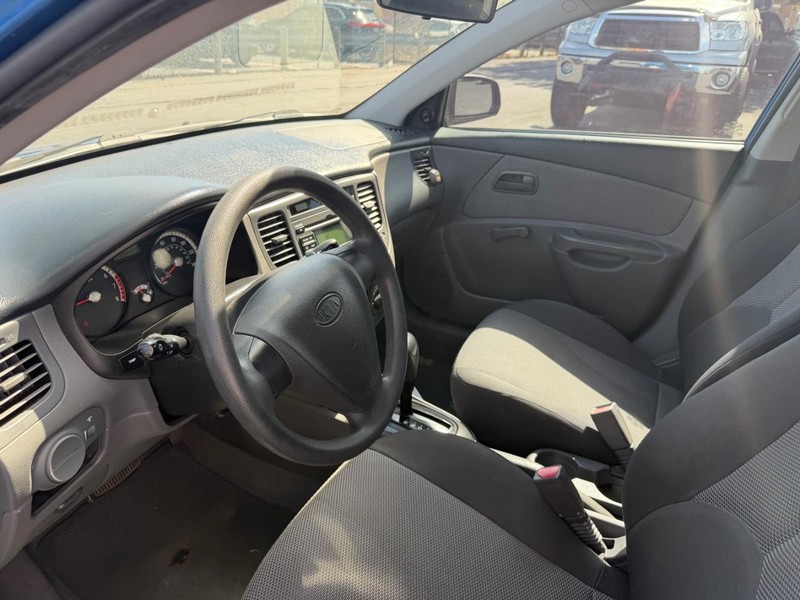 Kia Rio Vehicle Full-screen Gallery Image 03