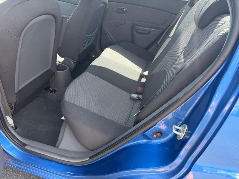 Kia Rio Vehicle Full-screen Gallery Image 04