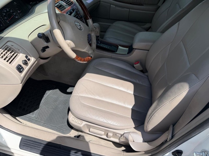 Toyota Avalon Vehicle Full-screen Gallery Image 03