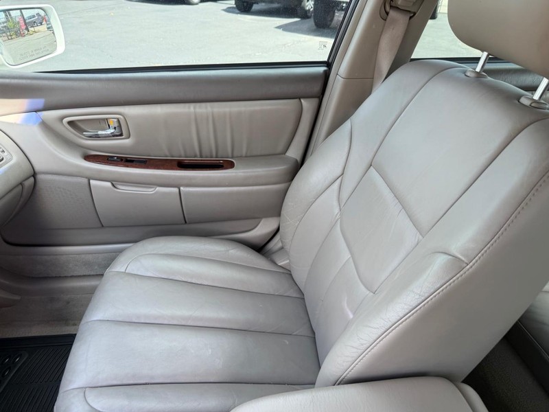 Toyota Avalon Vehicle Full-screen Gallery Image 04