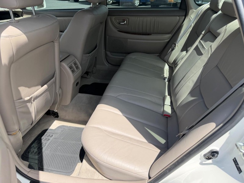 Toyota Avalon Vehicle Full-screen Gallery Image 05