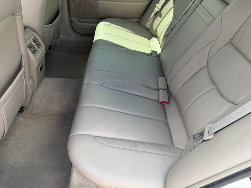 Toyota Avalon Vehicle Full-screen Gallery Image 07