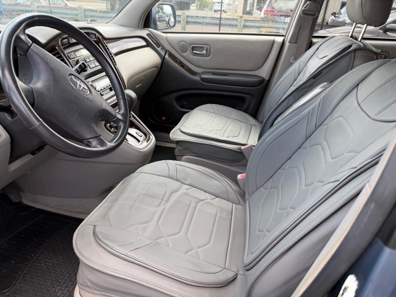 Toyota Highlander Vehicle Full-screen Gallery Image 02