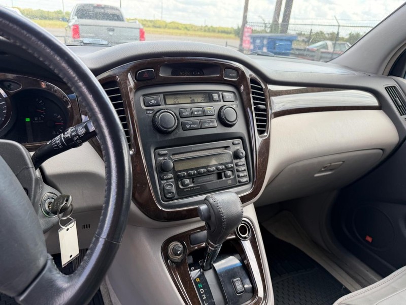 Toyota Highlander Vehicle Full-screen Gallery Image 03