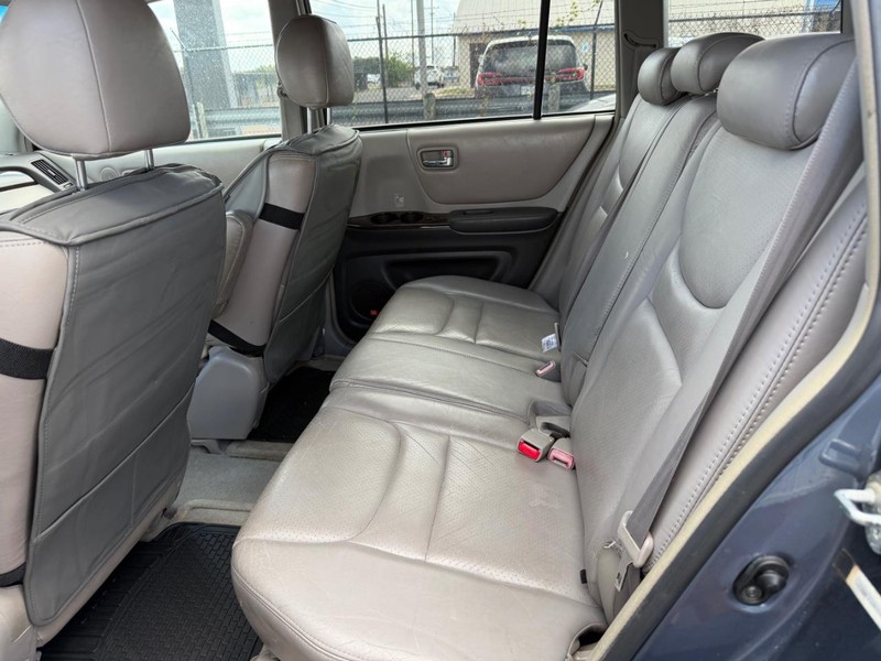 Toyota Highlander Vehicle Full-screen Gallery Image 04