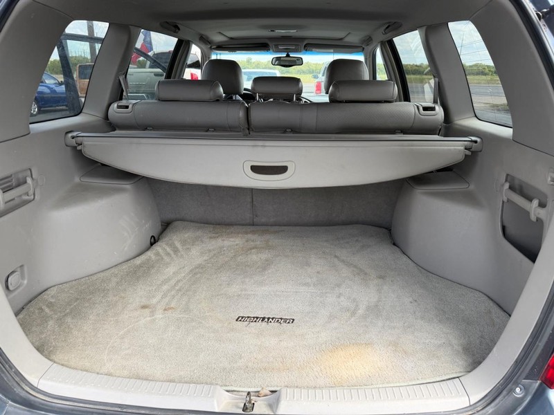 Toyota Highlander Vehicle Full-screen Gallery Image 05