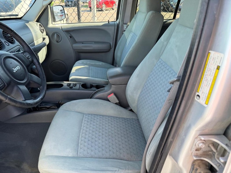 Jeep Liberty Vehicle Full-screen Gallery Image 02