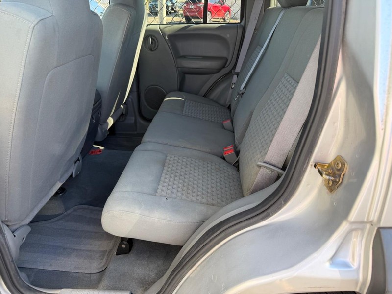Jeep Liberty Vehicle Full-screen Gallery Image 03