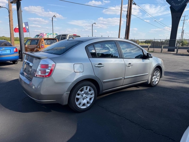 Nissan Sentra Vehicle Full-screen Gallery Image 02