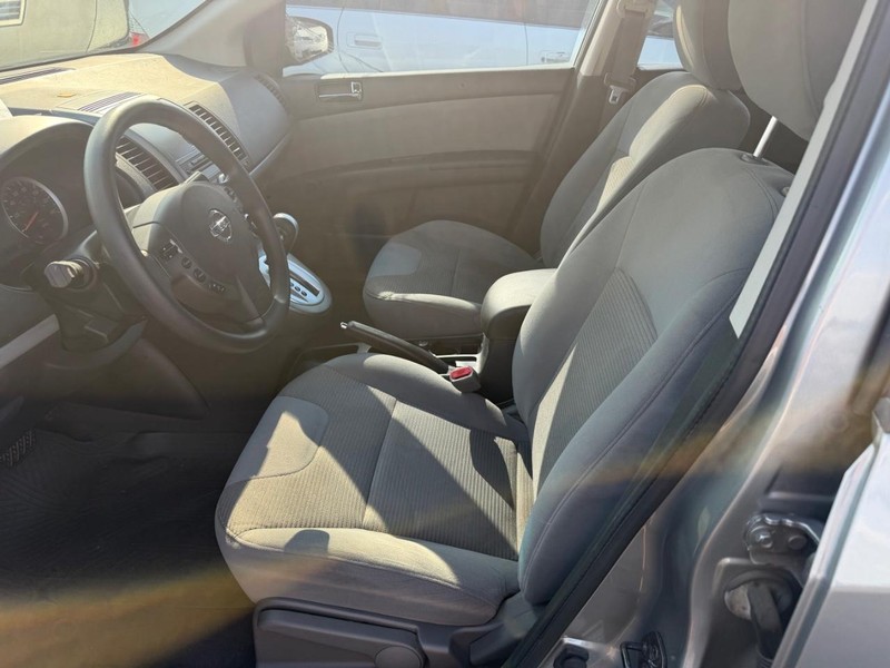 Nissan Sentra Vehicle Full-screen Gallery Image 04