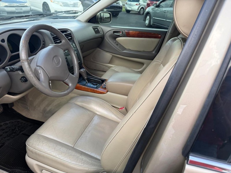 Lexus GS 300 Luxury Perform Sedan Vehicle Full-screen Gallery Image 04