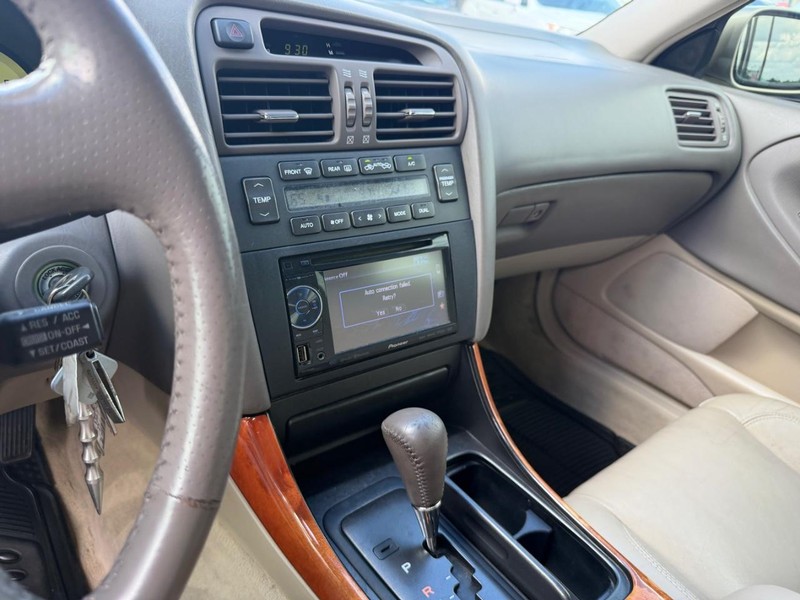 Lexus GS 300 Luxury Perform Sedan Vehicle Full-screen Gallery Image 05