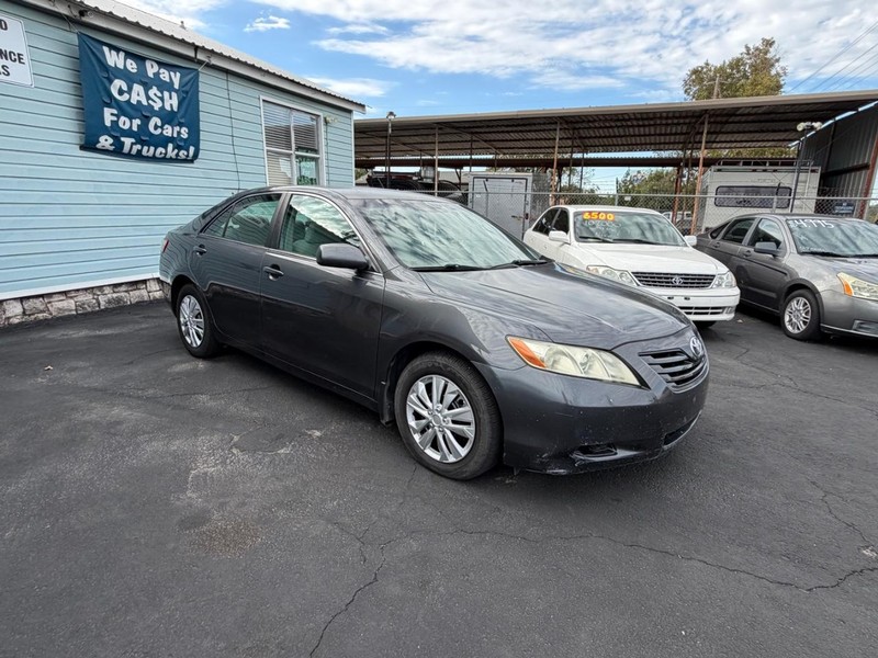 Toyota Camry Vehicle Full-screen Gallery Image 02