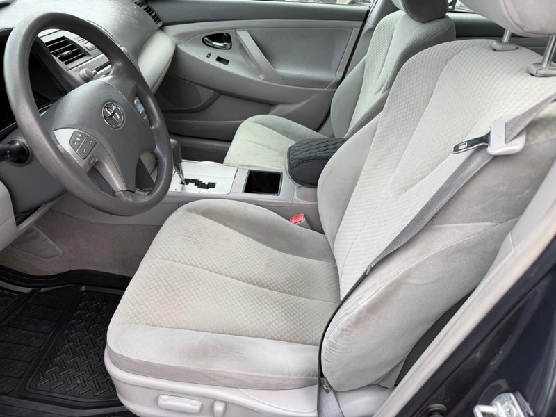 Toyota Camry Vehicle Full-screen Gallery Image 03