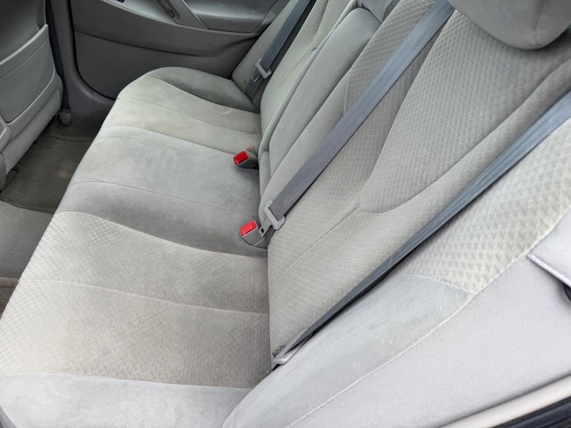 Toyota Camry Vehicle Full-screen Gallery Image 04