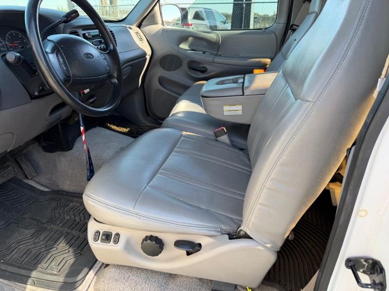 Ford F-150 Vehicle Full-screen Gallery Image 03