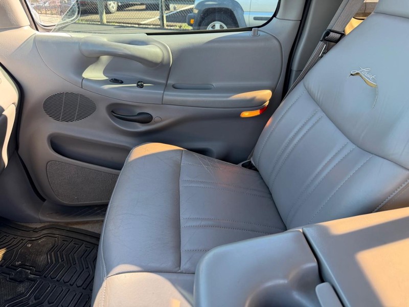 Ford F-150 Vehicle Full-screen Gallery Image 05