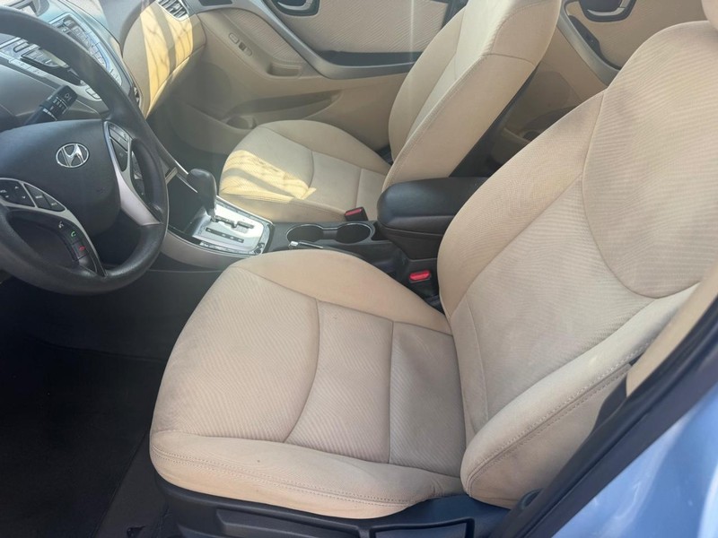 Hyundai Elantra Vehicle Full-screen Gallery Image 02