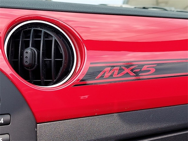 Mazda MX-5 Miata Vehicle Image 21