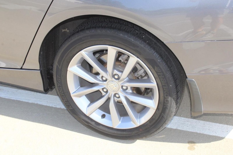 Honda Accord Sedan Vehicle Full-screen Gallery Image 06