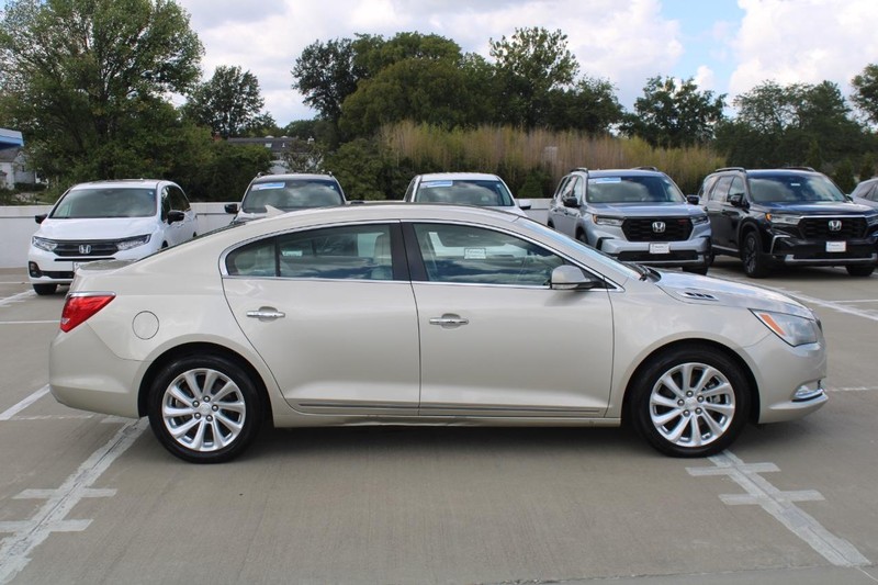 Buick LaCrosse Vehicle Full-screen Gallery Image 02