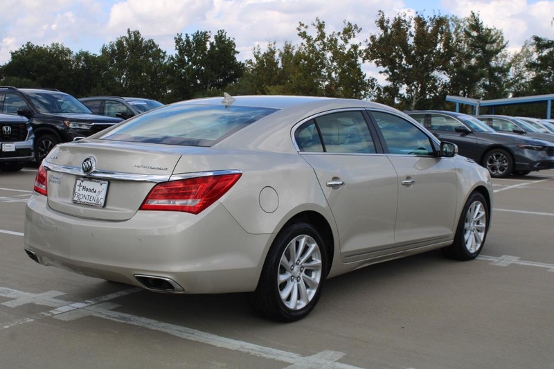 Buick LaCrosse Vehicle Full-screen Gallery Image 03